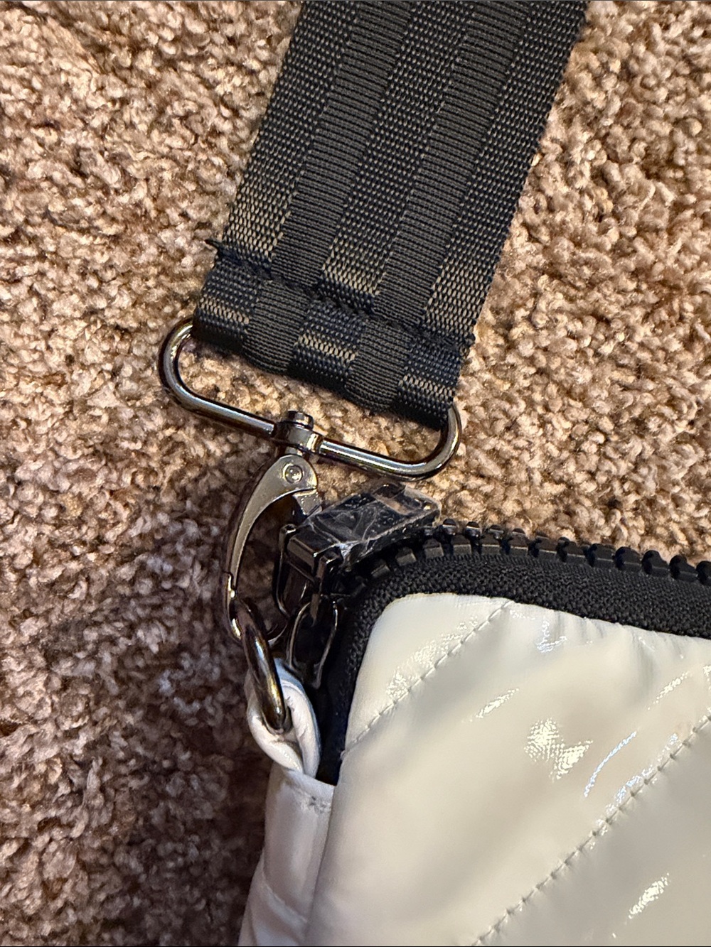 NWOT THINK ROYLN White Quilted Crossbody Phone Bag with Black Strap - Picture 4 of 7
